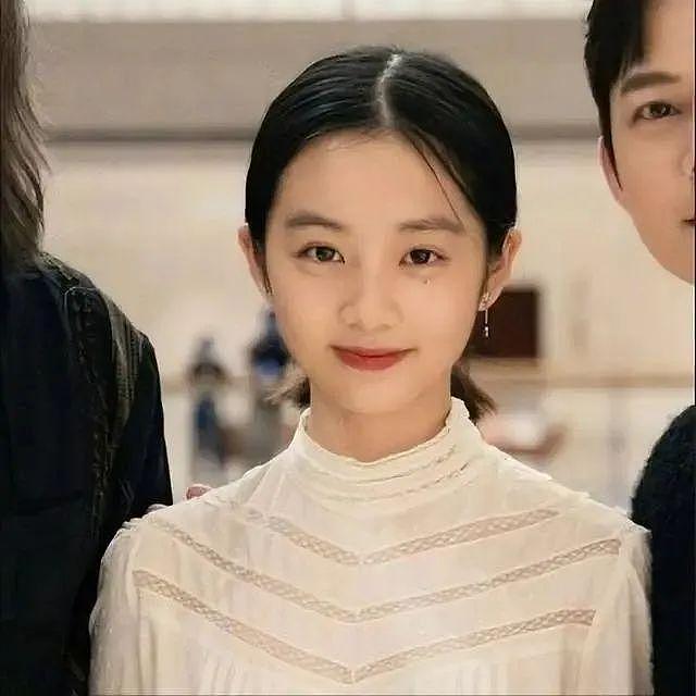 顶配资源加持却遭质疑!黄多多进圈,是星二代特权还是实力使然?(组图) - 5