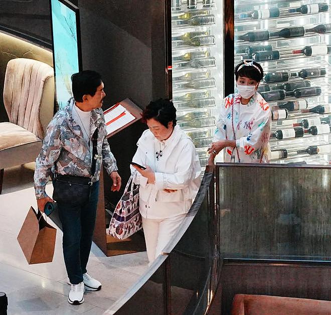 谢霆锋妈妈带老公逛街,夫妻互动像小情侣,拉姑打扮超显年轻(组图) - 7