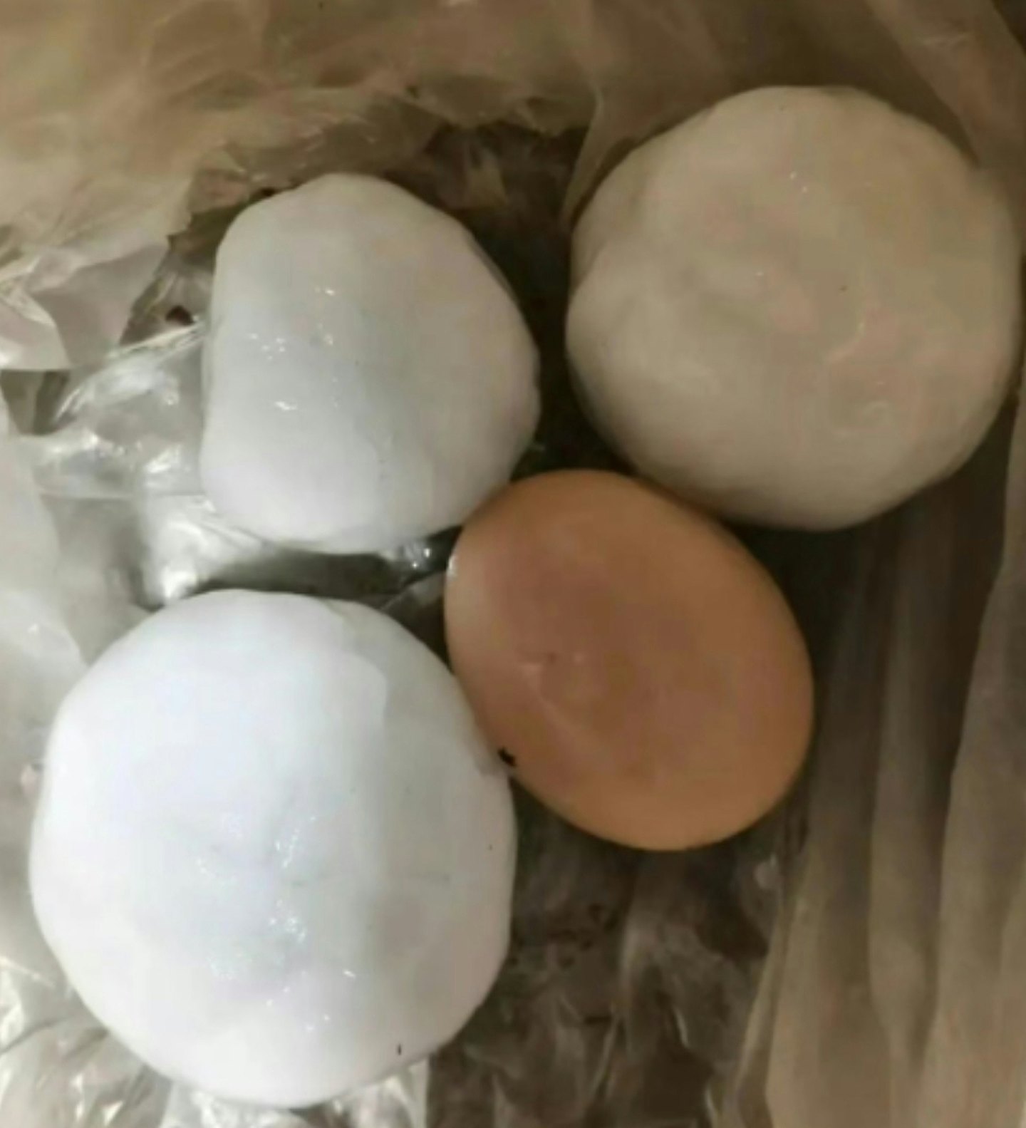 北京惊下“极巨型冰雹”大过鸭蛋！私家车被打穿十几个洞如中弹（组图） - 2