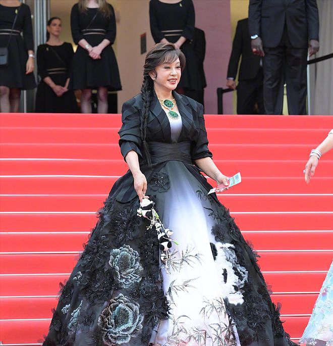 戛纳开幕红毯来了！刘晓庆戴巨型翡翠抢镜，龚俊化身东方绅士（组图） - 9