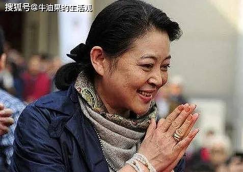 66岁倪萍近照曝光，大红唇尖下巴整容失败，被吐槽像格格巫（组图） - 1