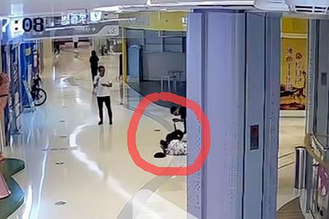 65岁老人商场内与骑平衡车男孩相撞骨折,男孩家属:商场也应负责(组图) - 2