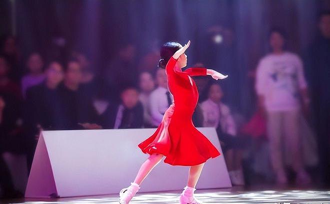 孙俪女儿英国拉丁舞夺冠,男老师强吻上热搜(组图) - 12