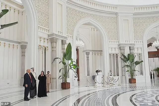马斯克赴卡塔尔国宴，身着T恤还“插队”，引发争议（组图） - 2