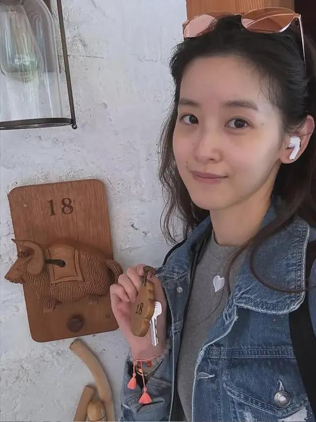 章泽天和刘强东欧洲被偶遇！牵手散步很恩爱，打扮格格不入被认出（组图） - 9