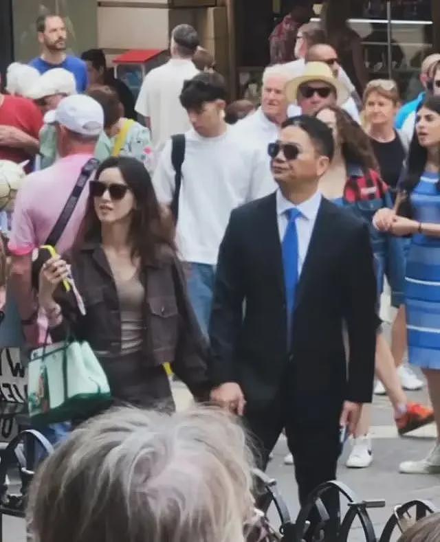 章泽天和刘强东欧洲被偶遇！牵手散步很恩爱，打扮格格不入被认出（组图） - 3