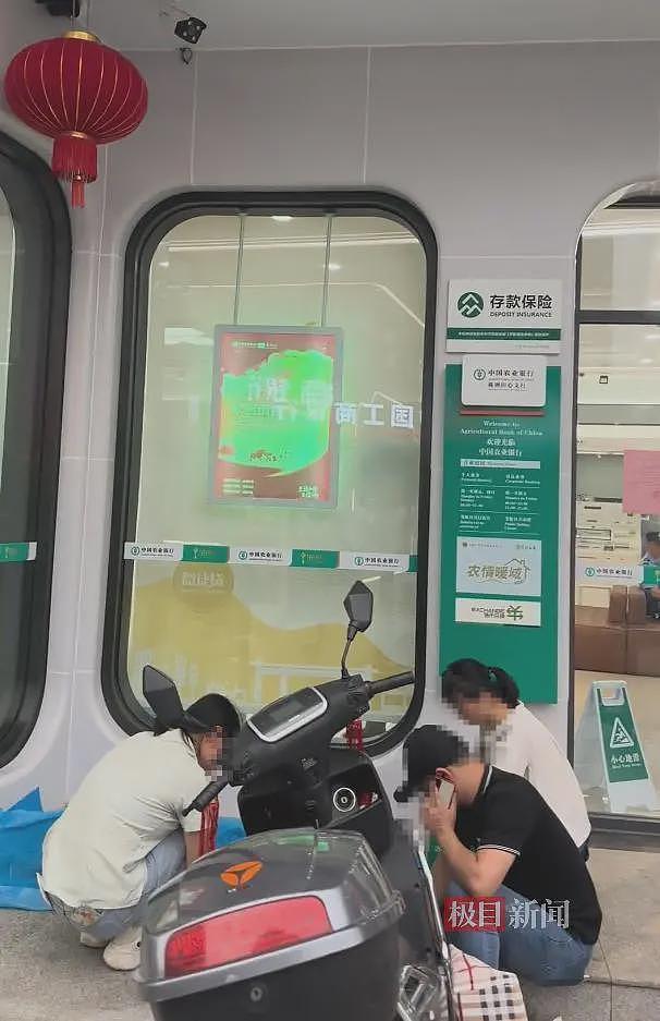 病重老人取钱时去世，家属：银行坚持要求本人到场（组图） - 1