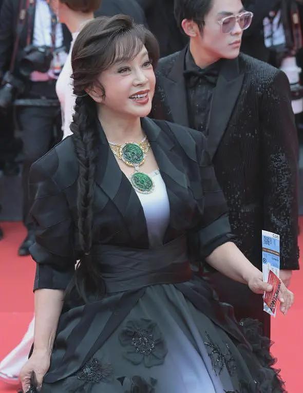 戛纳红毯中国明星出尽洋相，摆造型无人问津，轮番被安保驱赶（组图） - 9