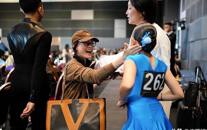 孙俪女儿英国拉丁舞夺冠,男老师强吻上热搜(组图) - 15