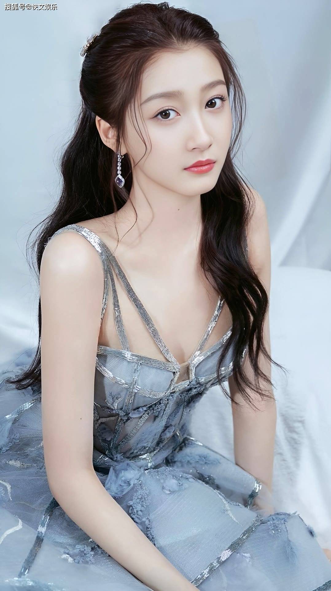 关晓彤疑似已结婚,左手无名指佩戴戒指引争议(组图) - 3