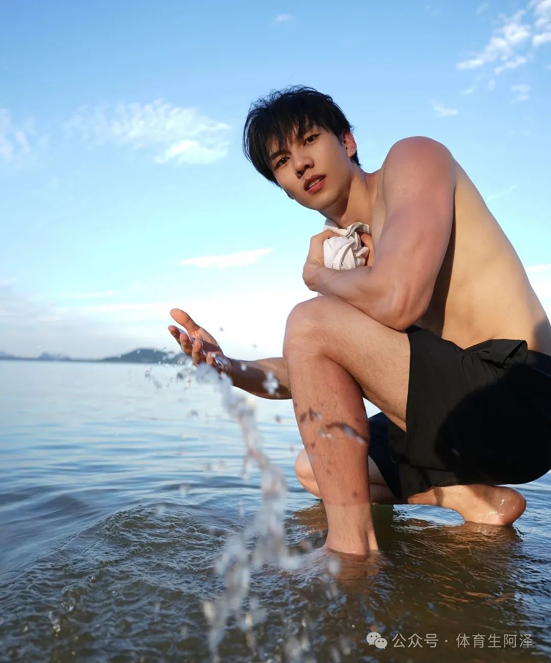 【帅哥】195广东海边冲浪少年,薄肌身材顶级颜值,男粉们集体疯狂......(组图) - 6