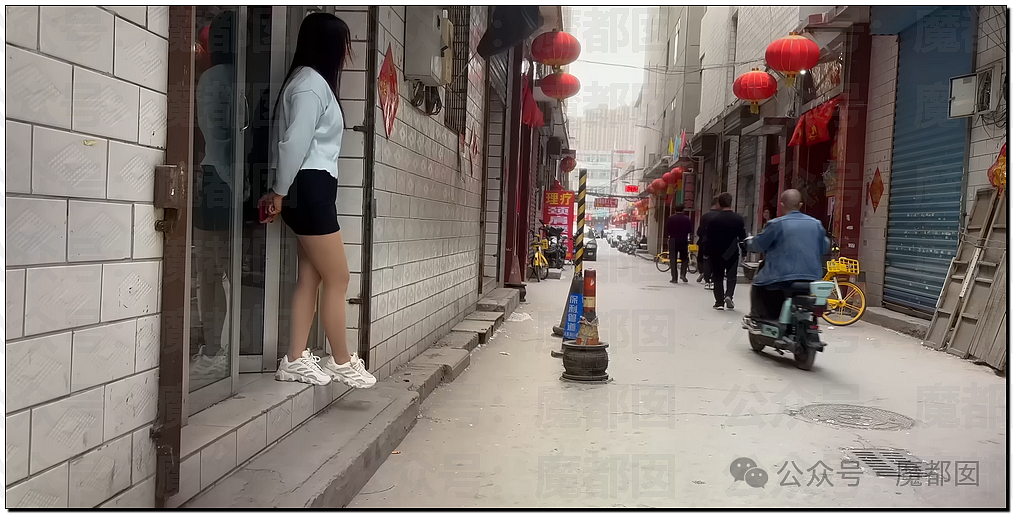 热传!某地城中村超多美丽小姐姐站在家门口形成靓丽风景线(视频/组图) - 42
