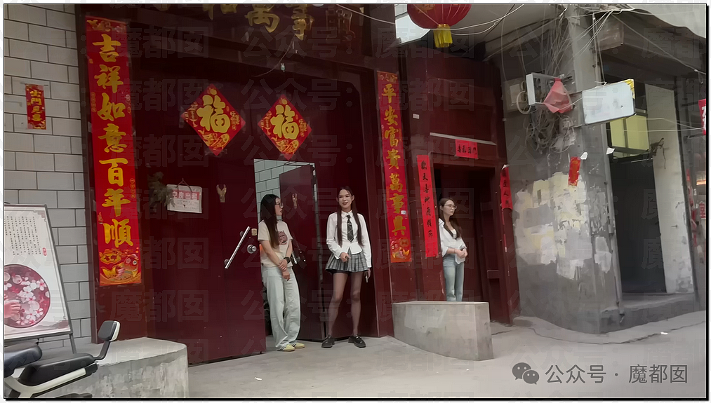 热传!某地城中村超多美丽小姐姐站在家门口形成靓丽风景线(视频/组图) - 31