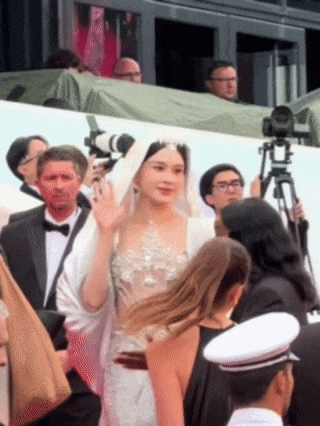 赵樱子戛纳红毯又求助又穿镂空裙,还赖在红毯不走,引发网友群嘲(组图) - 21