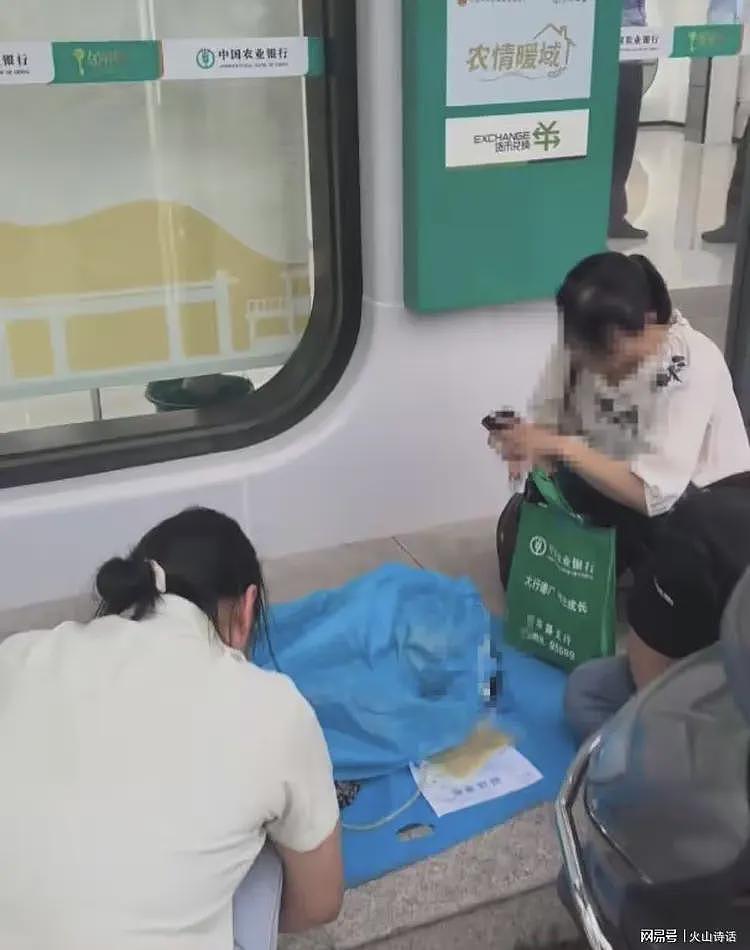 整大了!病重老人被要求亲自取钱,银行人员目睹老人现场去世…(组图) - 2