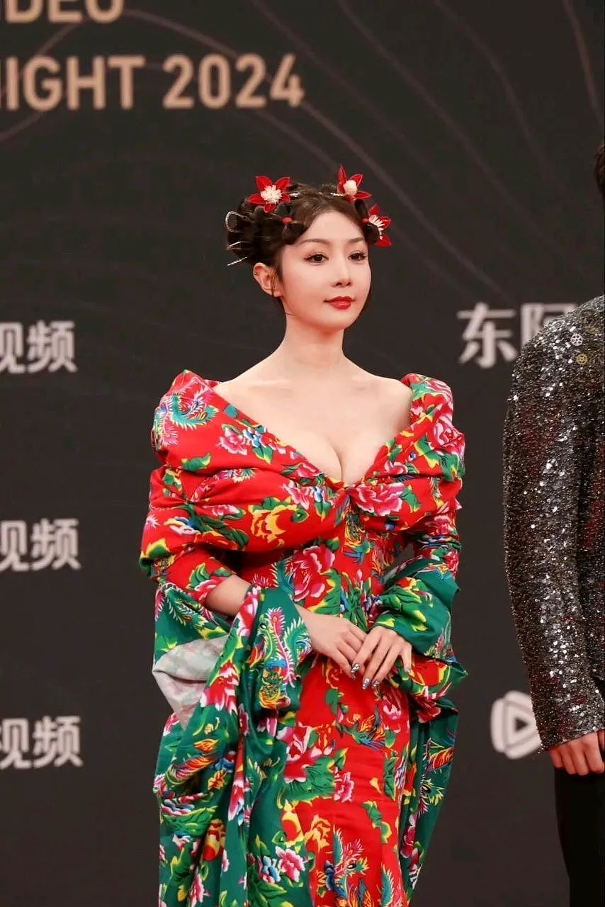 赵樱子戛纳红毯又求助又穿镂空裙,还赖在红毯不走,引发网友群嘲(组图) - 7