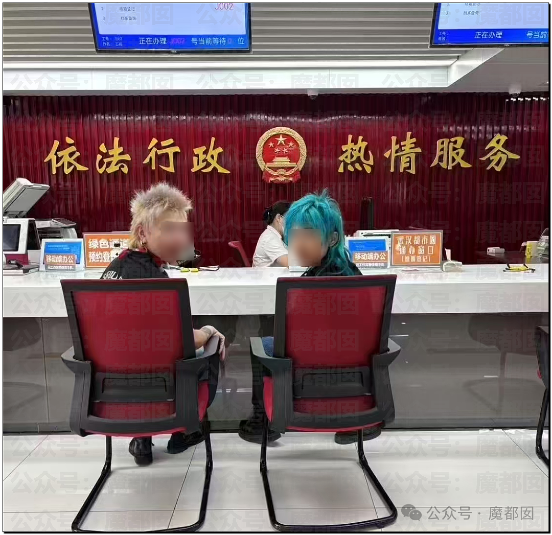 热传!某地城中村超多美丽小姐姐站在家门口形成靓丽风景线(视频/组图) - 1