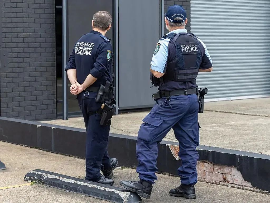 紧急警报!恐怖逃犯持刀重伤两名执法人员,恐潜入居民区!悉尼警方全城追捕!警告:匪徒极度危险,千万别靠近!(组图) - 5