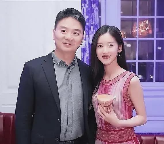 章泽天和刘强东欧洲被偶遇！牵手散步很恩爱，打扮格格不入被认出（组图） - 13
