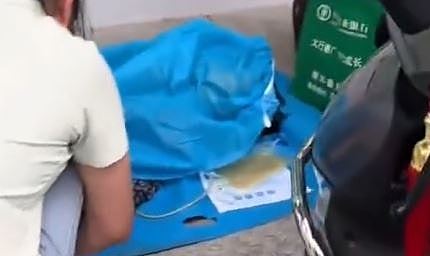 全网热议！湖南重病老人被要求到现场取钱死在银行，警方介入，家属发声（视频/组图） - 1