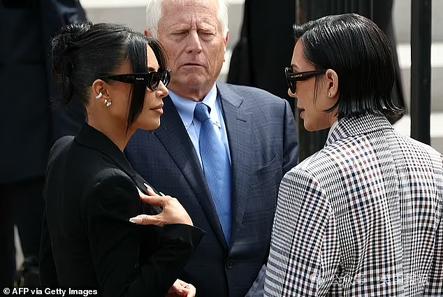 卡戴珊现身巴黎被劫案庭审,哭诉险被侵犯?千万钻戒首饰下落不明,7旬“爷爷劫匪团”竟出书当网红!(组图) - 34