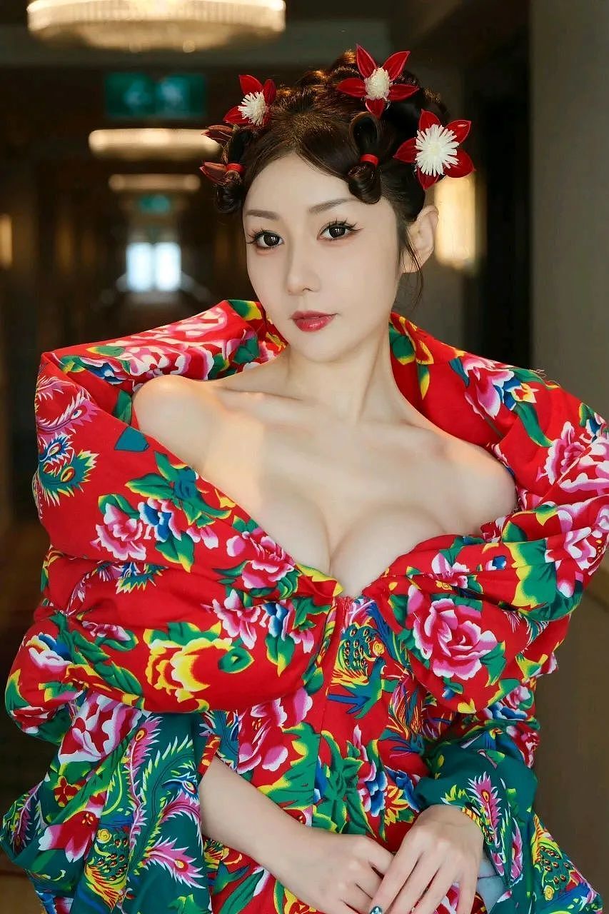 赵樱子戛纳红毯又求助又穿镂空裙,还赖在红毯不走,引发网友群嘲(组图) - 8