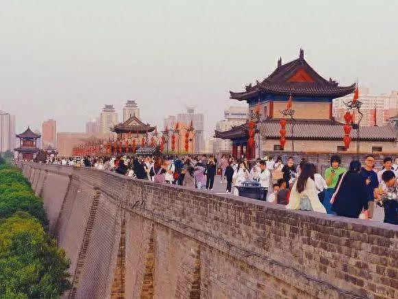 惹众怒!台湾游客西安乘机时遭人“围攻”,网友:军人都忍不了(组图) - 1
