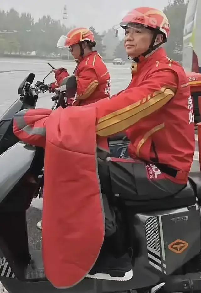 章泽天和刘强东欧洲被偶遇！牵手散步很恩爱，打扮格格不入被认出（组图） - 12