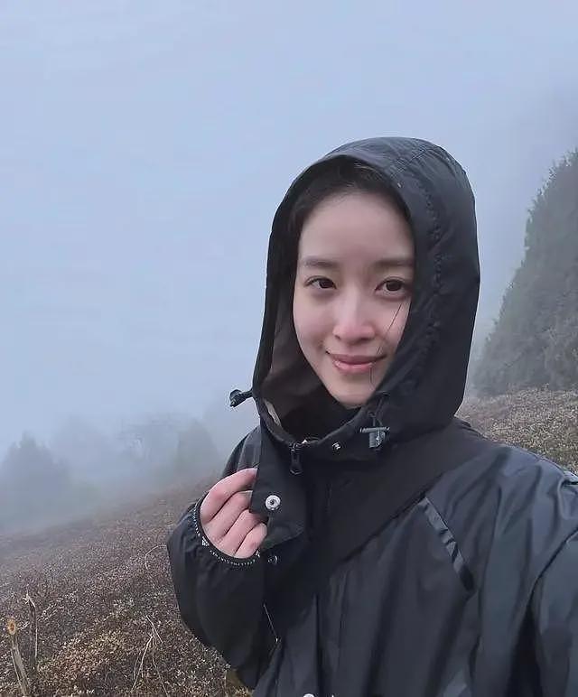 章泽天和刘强东欧洲被偶遇！牵手散步很恩爱，打扮格格不入被认出（组图） - 8