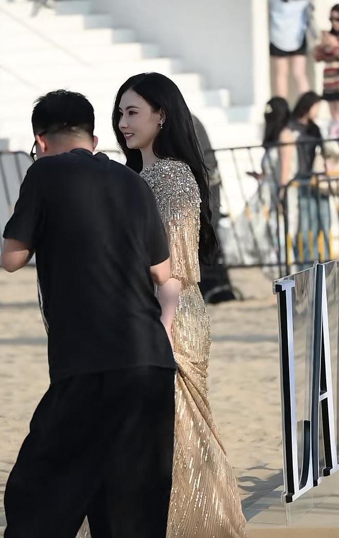 张柏芝现身阿那亚被偶遇,路人视角状态超好,生图曝光不显老(组图) - 6