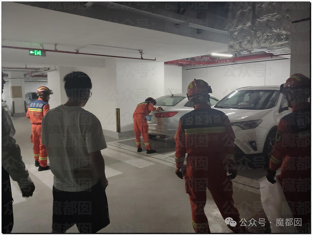 热传!某地城中村超多美丽小姐姐站在家门口形成靓丽风景线(视频/组图) - 20