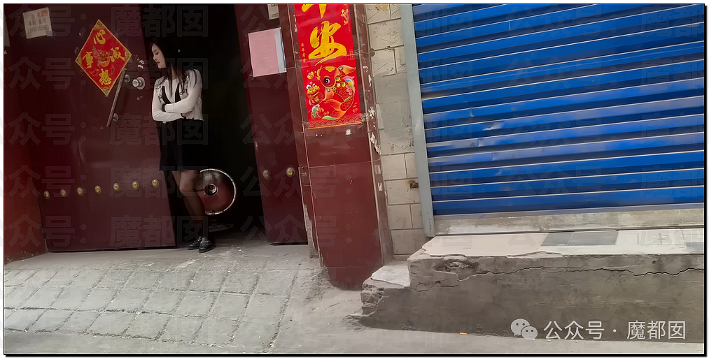 热传!某地城中村超多美丽小姐姐站在家门口形成靓丽风景线(视频/组图) - 44