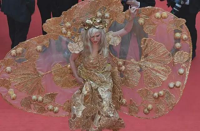 戛纳红毯中国明星出尽洋相，摆造型无人问津，轮番被安保驱赶（组图） - 2
