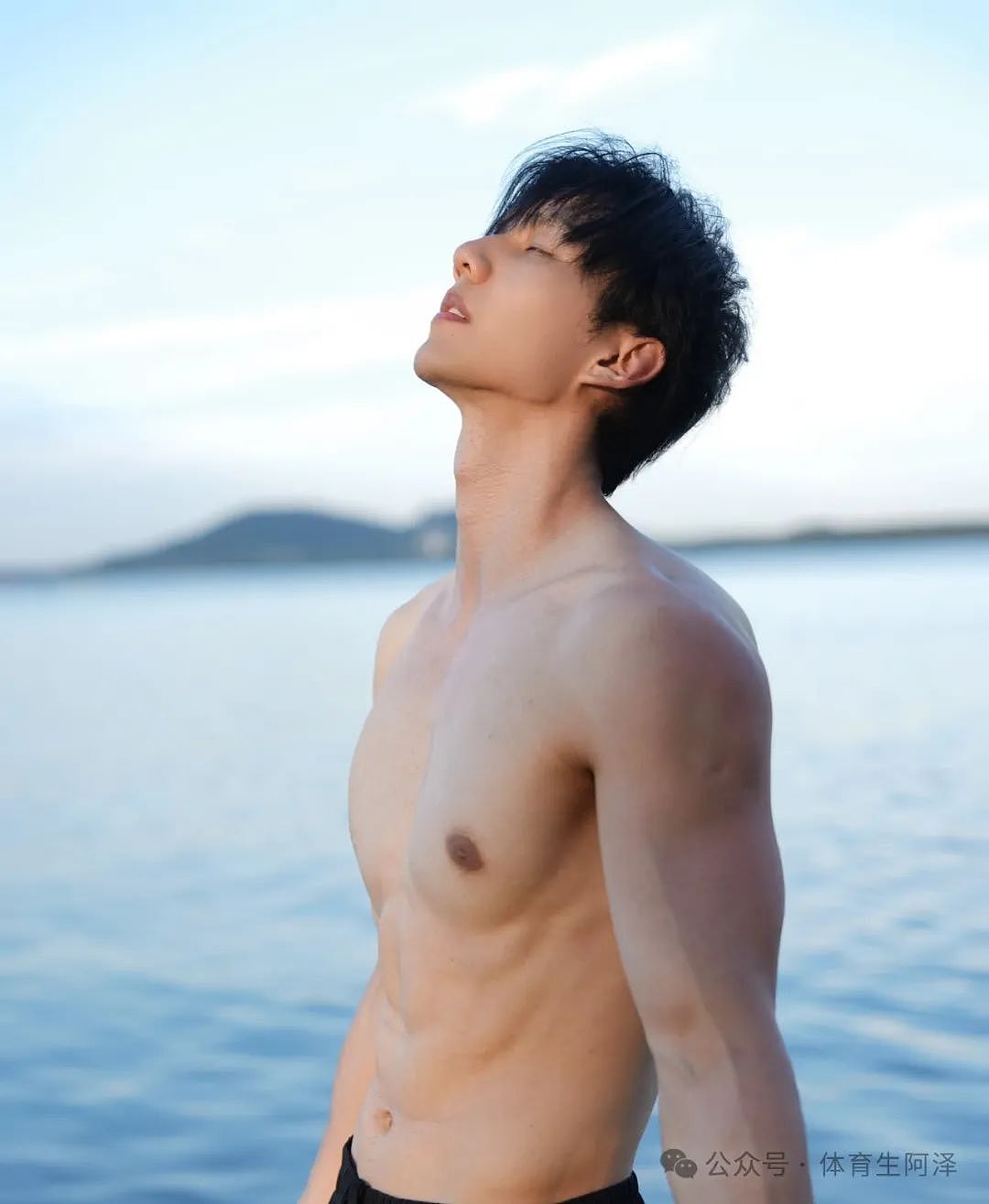 【帅哥】195广东海边冲浪少年,薄肌身材顶级颜值,男粉们集体疯狂......(组图) - 5