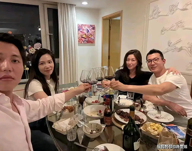 朱珠家里请客吃生牛肉鱼子酱，厨房又小又乱（组图） - 3