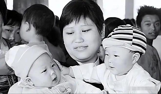 17年前，汶川女警揭衣露乳哺育9婴，归来连升四级，最后结局泪目（组图） - 20