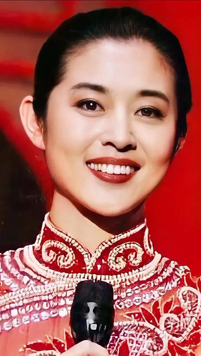 倪萍近照认不出！下巴又长又尖，曾否认整容（组图） - 6