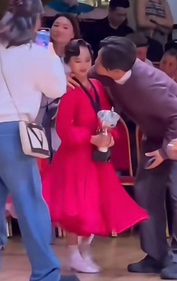 孙俪女儿英国拉丁舞夺冠,男老师强吻上热搜(组图) - 5