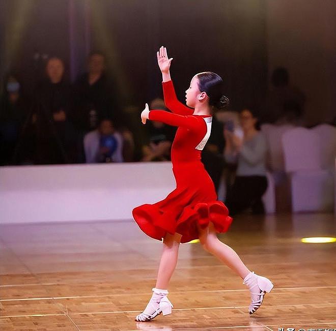 孙俪女儿英国拉丁舞夺冠,男老师强吻上热搜(组图) - 13