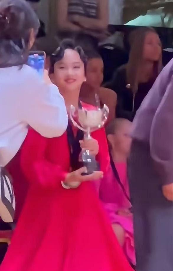 孙俪女儿英国拉丁舞夺冠,男老师强吻上热搜(组图) - 6