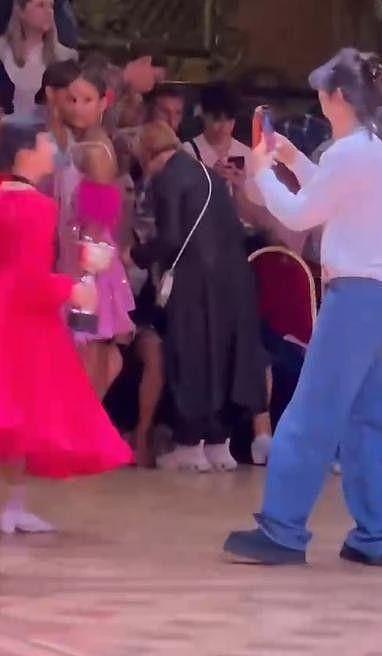 孙俪女儿英国拉丁舞夺冠,男老师强吻上热搜(组图) - 1