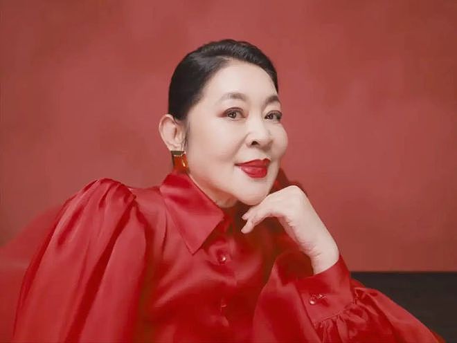 倪萍近照认不出！下巴又长又尖，曾否认整容（组图） - 1