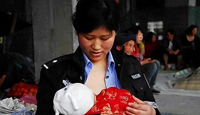 17年前，汶川女警揭衣露乳哺育9婴，归来连升四级，最后结局泪目（组图） - 1