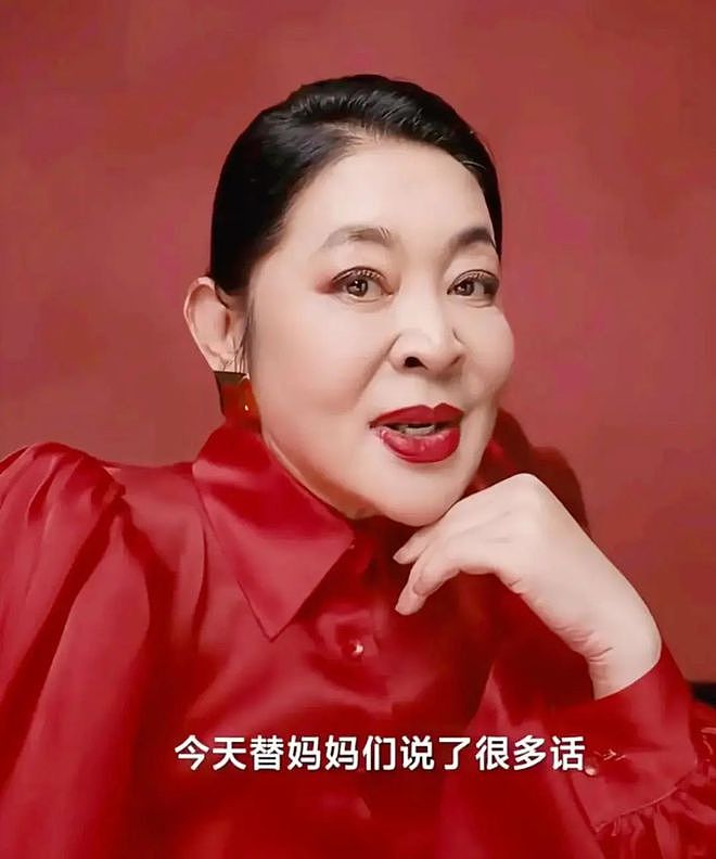 倪萍近照认不出！下巴又长又尖，曾否认整容（组图） - 3