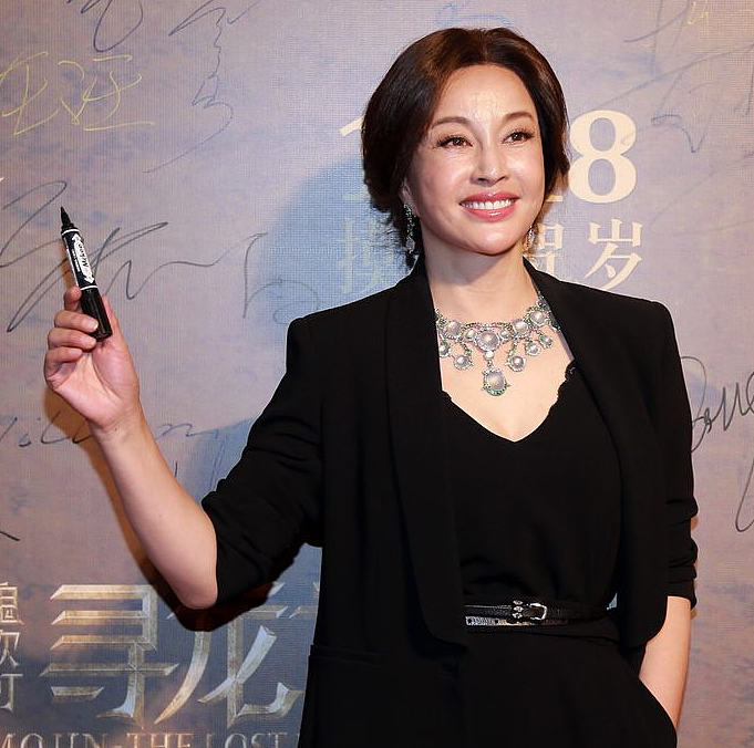 74岁刘晓庆再陷偷税风波，金额高达330万，曾被关422天更多细节曝光（组图） - 1