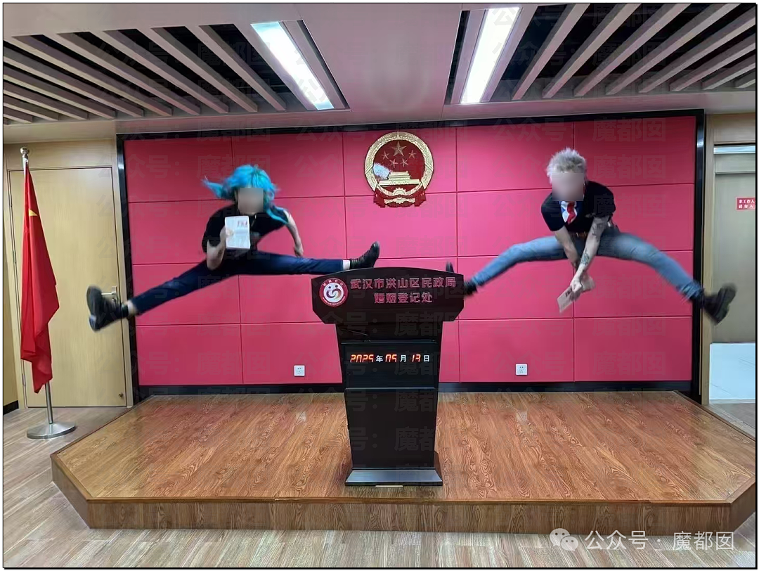 热传!某地城中村超多美丽小姐姐站在家门口形成靓丽风景线(视频/组图) - 5