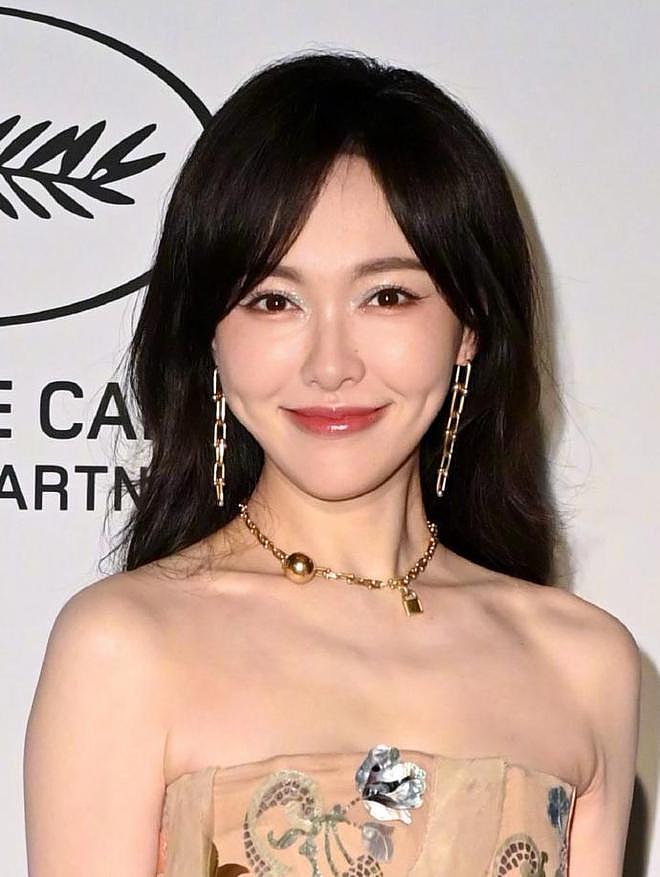 42岁唐嫣戛纳生图来了！苹果肌下垂眼神涣散，新剧扑街影响状态（组图） - 8