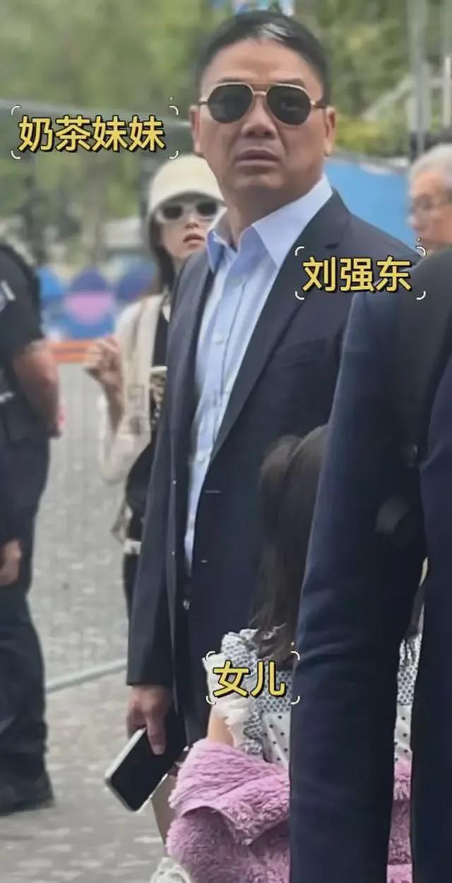 章泽天和刘强东欧洲被偶遇！牵手散步很恩爱，打扮格格不入被认出（组图） - 5