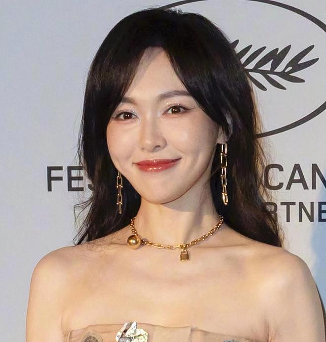 42岁唐嫣戛纳生图来了！苹果肌下垂眼神涣散，新剧扑街影响状态（组图） - 4