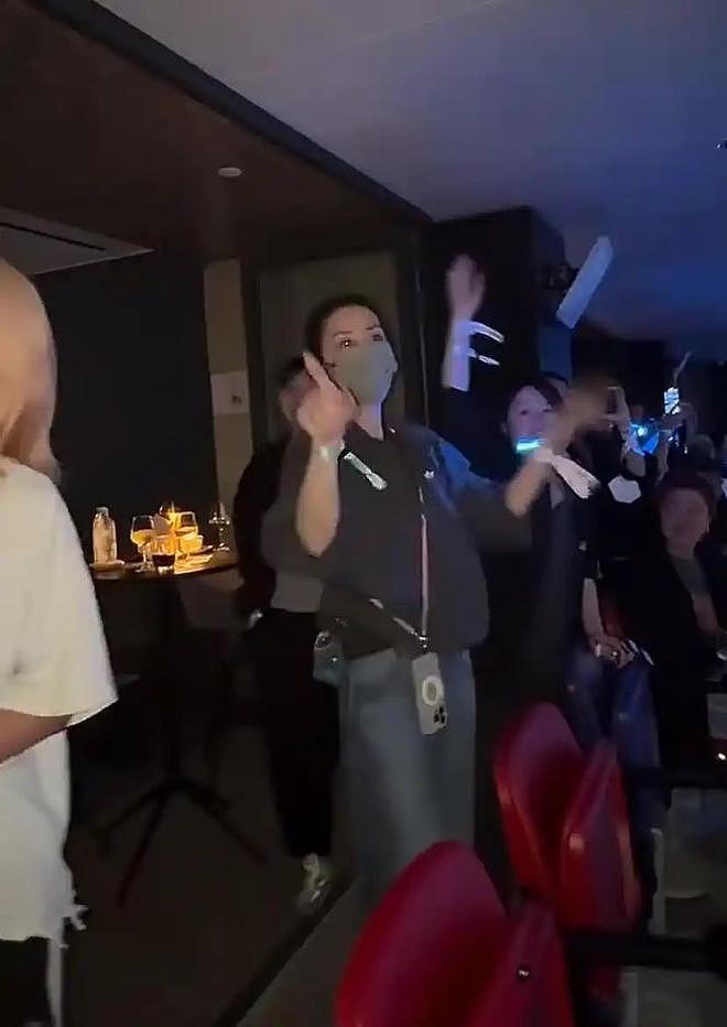 张柏芝现身阿那亚被偶遇,路人视角状态超好,生图曝光不显老(组图) - 12